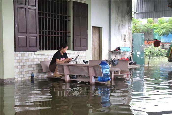 Nước ngập sâu vào hiên nhà, sinh hoạt của người dân gặp nhiều khó khăn.