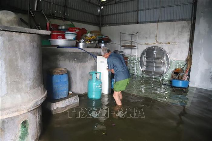 Khu bếp và sinh hoạt của một hộ dân tại Đồng tháng 5 (xóm Hải Bắc và Quyết Thành cũ, xã Diễn Châu) ngập sâu.