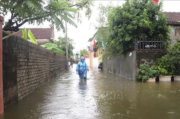 Tuyến đường liên xóm tại Đồng tháng 5 (xóm Hải Bắc và Quyết Thành cũ, xã Diễn Châu) ngập sâu, biến đường thành sông.