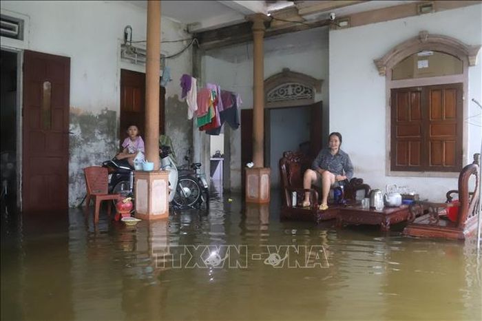 Trước tình trạng bị nước bủa vây, ngập sâu, người lớn tuổi và trẻ em phải ngồi trên ghế cao để tránh ướt, xe máy, xe đạp và các vật dụng khác phải kê lên chỗ cao.