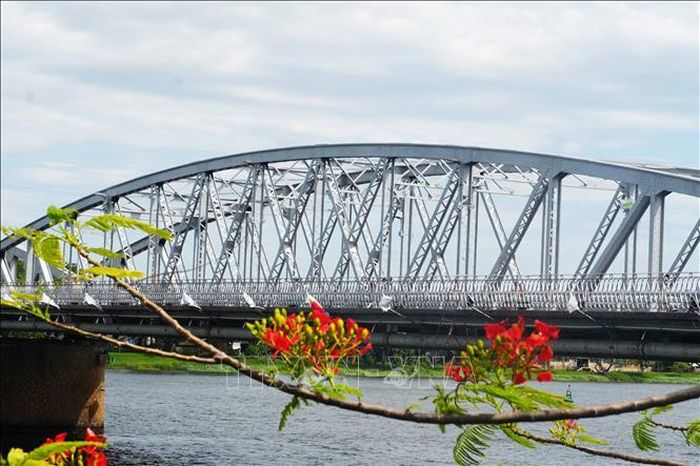 Vòm cầu Trường Tiền trên sông Hương ở trung tâm thành phố Huế đã được sơn màu nhũ bạc nguyên bản.