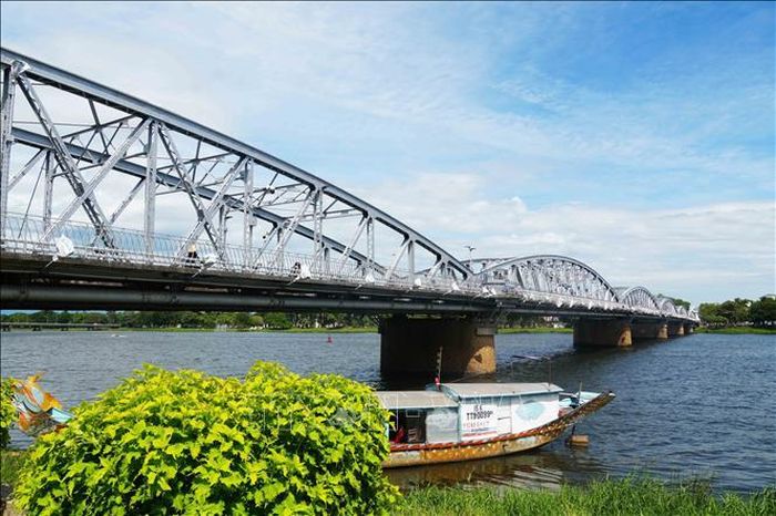 Các vòm cầu Trường Tiền trên sông Hương đã được sơn màu nhũ bạc nguyên bản.