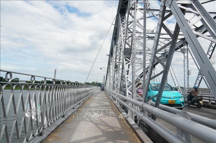 Phần lan can dành cho người đi bộ cầu Trường Tiền được sơn màu nhũ bạc nguyên bản.