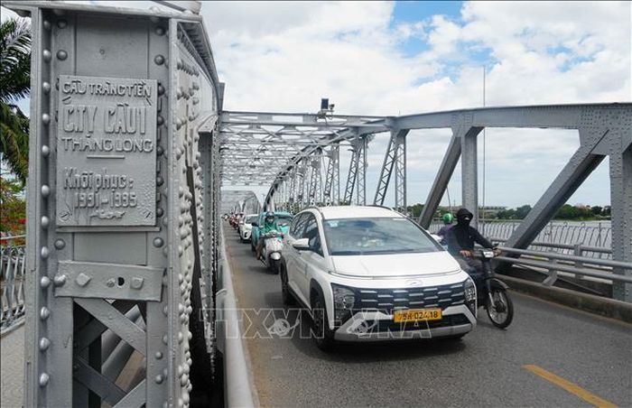 Cầu Trường Tiền mang diện mạo mới với màu sơn nhũ bạc nguyên bản.