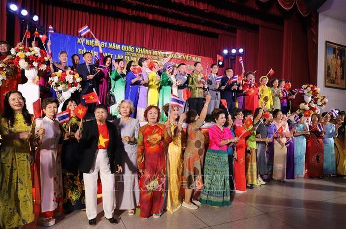 Kiều bào cùng các vị khách quý cùng hòa chung tiếng hát Như có Bác Hồ trong ngày vui đại thắng. Ảnh: Đỗ Sinh/PV TTXVN tại Thái Lan