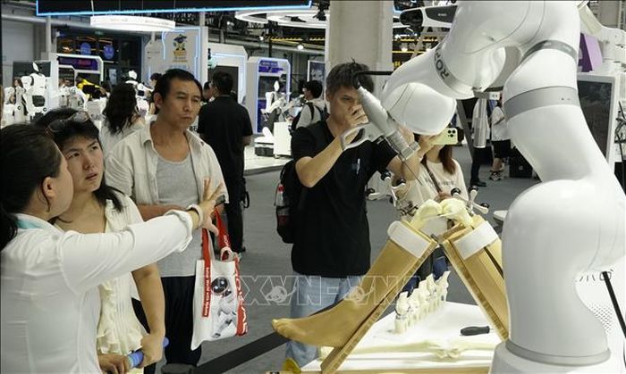 Robot phẫu thuật được giới thiệu tại Hội nghị Robot Thế giới 2026 ở Bắc Kinh, Trung Quốc, ngày 19/8/2026. Ảnh: THX/TTXVN phát