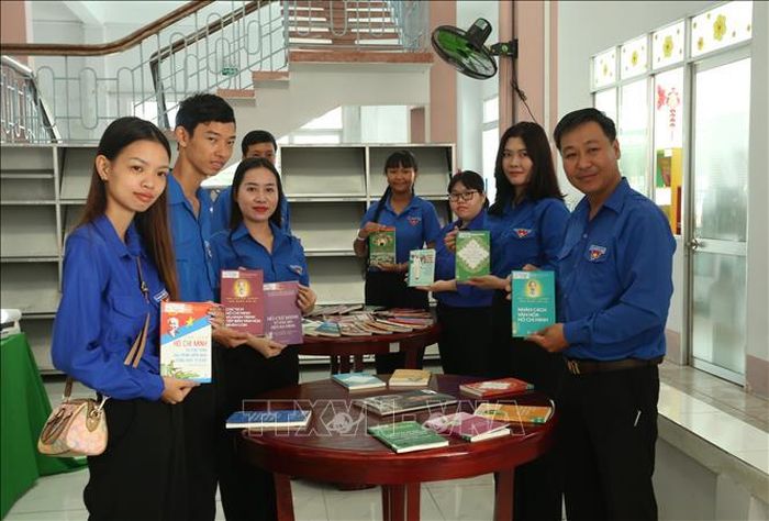 Người trẻ đến với thư viện không chỉ là một lần đọc sách, mà còn là một lần mở rộng hiểu biết, nuôi dưỡng tình yêu quê hương, đất nước và ý thức trách nhiệm với cộng đồng. Ảnh: Duy Khương/TTXVN
