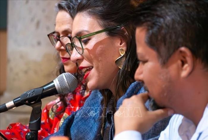 Thi sĩ Mexico Aurora González de Mendoza trong một sự kiện giới thiệu tập thơ mới. Ảnh: TTXVN phát
