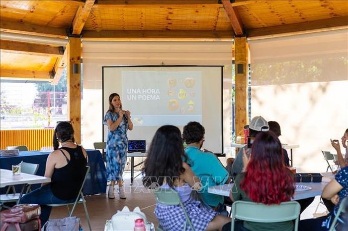 Thi sĩ Mexico Aurora González de Mendoza trong một sự kiện giới thiệu tập thơ mới. Ảnh: TTXVN phát