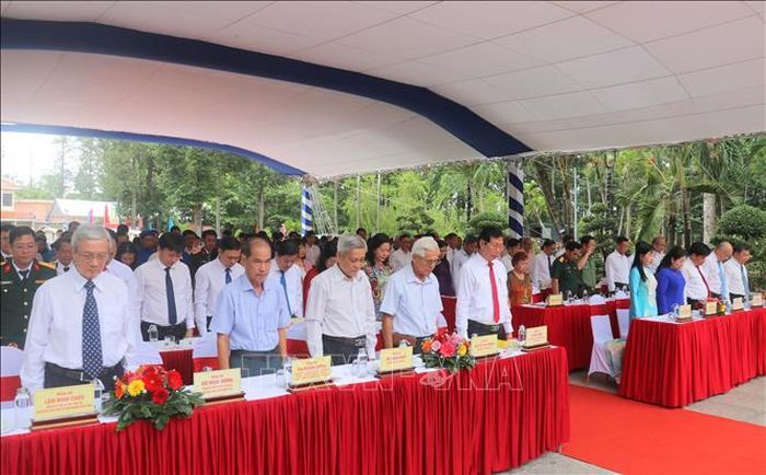 Đại biểu dành một phút mặc niệm tưởng nhớ Chủ tịch Tôn Đức Thắng. Ảnh: Công Mạo/TTXVN