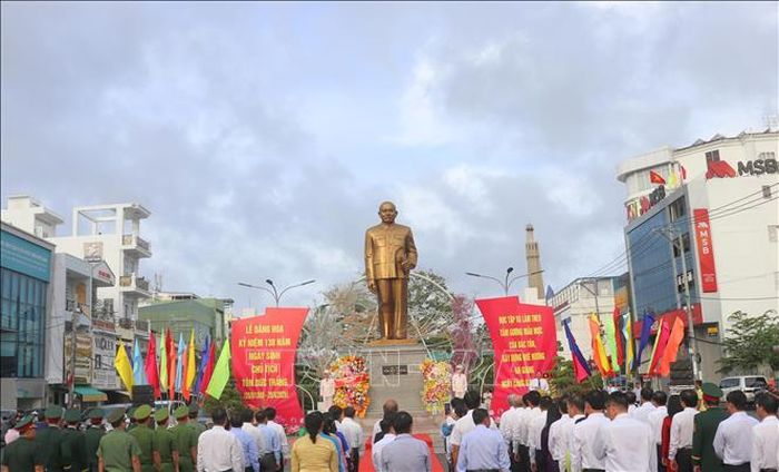 Đoàn công tác tỉnh An Giang dâng hoa tưởng nhớ Chủ tịch Tôn Đức Thắng tại Quảng trường Trưng Nữ Vương, phường Long Xuyên.