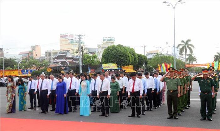 Đoàn công tác tỉnh An Giang dành một phút mặc niệm tưởng nhớ Chủ tịch Tôn Đức Thắng.