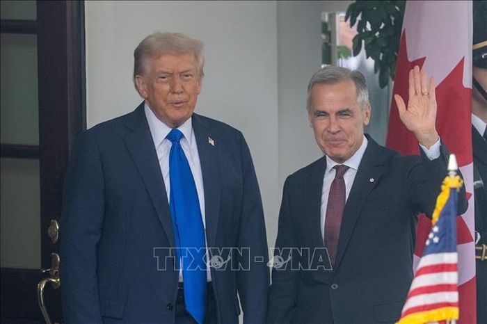 Tổng thống Mỹ Donald Trump (trái) và Thủ tướng Canada Mark Carney tại cuộc gặp ở Washington, D.C., ngày 7/10/2025. Ảnh tư liệu: THX/TTXVN phát