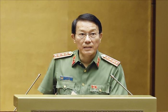 Bộ trưởng Bộ Công an Lương Tam Quang, thừa ủy quyền của Thủ tướng Chính phủ trình bày Tờ trình về 02 dự án: Bộ luật Hình sự (sửa đổi); Luật Tổ chức cơ quan điều tra hình sự (sửa đổi) . Ảnh: Doãn Tấn/TTXVN