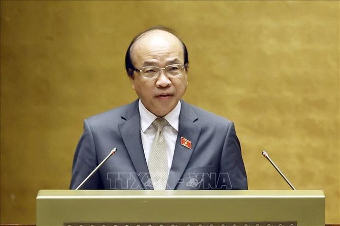 Chủ nhiệm Ủy ban Pháp luật và Tư pháp của Quốc hội Phan Chí Hiếu trình bày báo cáo thẩm tra về 03 dự án: Bộ luật Hình sự (sửa đổi); Bộ luật Tố tụng hình sự (sửa đổi); Luật Tổ chức cơ quan điều tra hình sự (sửa đổi). Ảnh: Doãn Tấn/TTXVN
