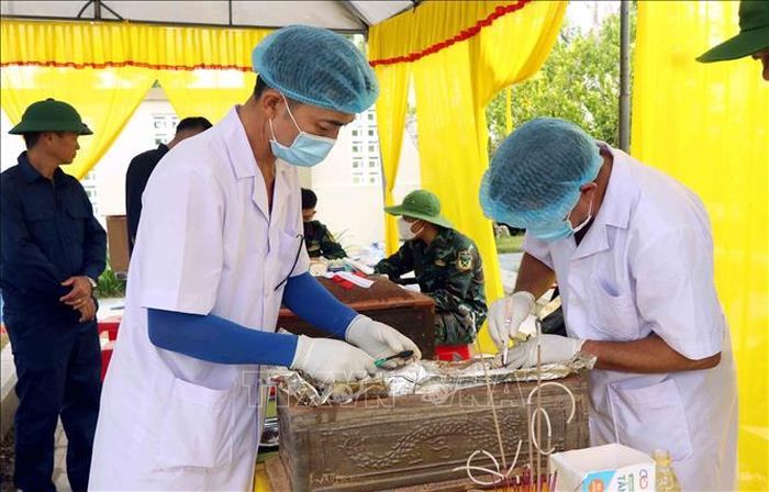 Lực lượng y tế lấy mẫu sinh phẩm. Ảnh: Công Tường/TTXVN