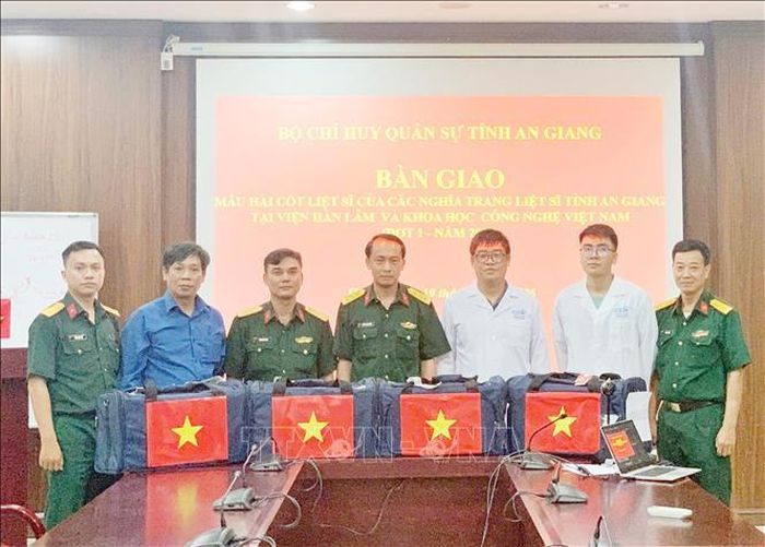 Ban Chỉ đạo 515 tỉnh An Giang bàn giao mẫu ADN hài cốt liệt sĩ đến Viện Hàn lâm Khoa học và Công nghệ Việt Nam. Ảnh: TTXVN phát
