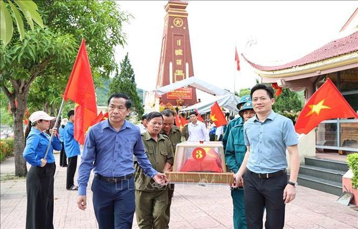 Lãnh đạo xã Can Lộc (Hà Tĩnh) làm lễ an táng hài cốt liệt sĩ tại Nghĩa trang liệt sĩ Can Lộc. Ảnh: Công Tường/TTXVN
