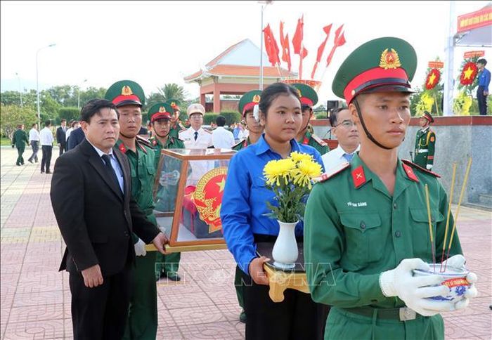 Lãnh đạo HĐND tỉnh Khánh Hòa tiễn đưa các liệt sĩ về an nghỉ tại Nghĩa trang liệt sĩ Ninh Thuận (xã Xuân Hải). Ảnh: Công Thử/TTXVN