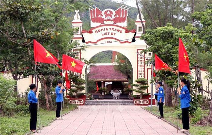 Đoàn viên, thanh niên tham gia lễ an táng hài cốt liệt sỹ tại xã Can Lộc (Hà Tĩnh). Ảnh: Công Tường/TTXVN