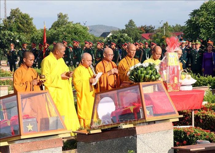 Các Sư thầy thuộc Giáo hội Phật giáo tỉnh Khánh Hòa làm lễ truy điệu các liệt sĩ. Ảnh: Công Thử/TTXVN