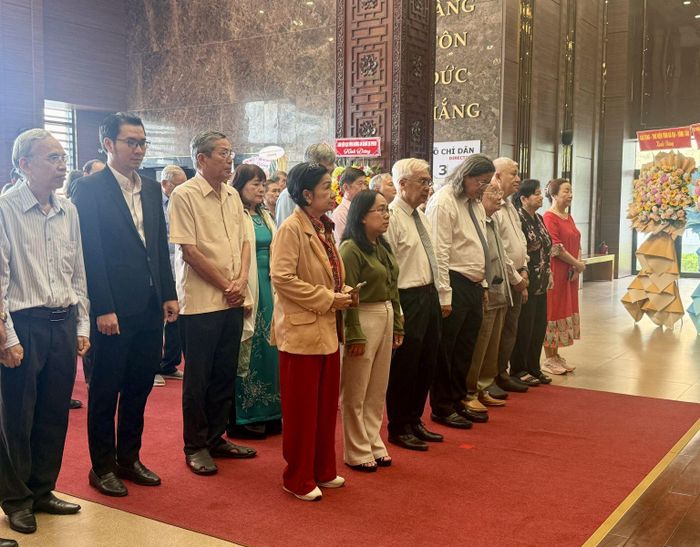 Đại diện lãnh đạo Thành phố và khách mời tưởng niệm nhân 138 năm Ngày sinh Chủ tịch Tôn Đức Thắng.