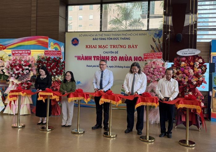 Đại diện lãnh đạo và khách mời cắt băng khai mạc chuyên đề "Hành trình 20 mùa hoa".
