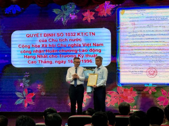 Ông Phạm Thành Nam, Giám đốc Bảo tàng Tôn Đức Thắng tiếp nhận tài liệu quý do Trường Cao đẳng Kỹ thuật Cao Thắng bàn giao.