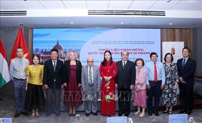Tiến sĩ Hidasi Eszter, Phó Tổng lãnh sự Hungary tại TP Hồ Chí Minh, chụp ảnh lưu niệm cùng đại biểu dự cuộc gặp mặt.