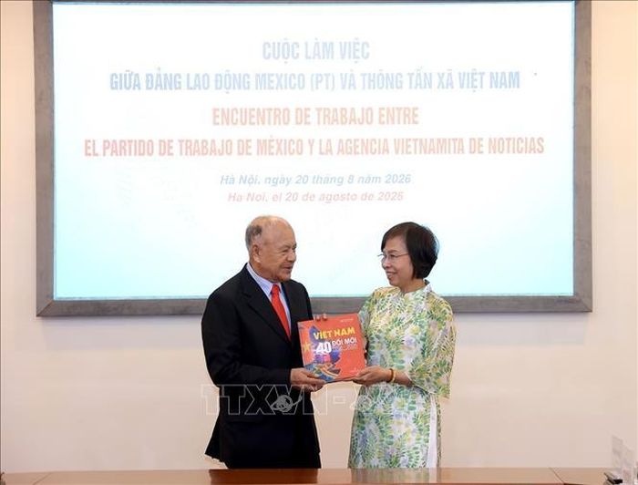 Tổng Giám đốc TTXVN Vũ Việt Trang tặng cuốn sách ảnh cho Tổng Bí thư Đảng Lao động Mexico Alberto Anaya Gutierrez. Ảnh: Tuấn Anh/TTXVN