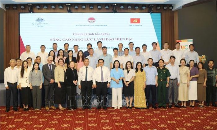 Các chuyên gia cùng đội ngũ lãnh đạo sở ngành và xã phường tỉnh Lạng Sơn tham gia chương trình bồi dưỡng.