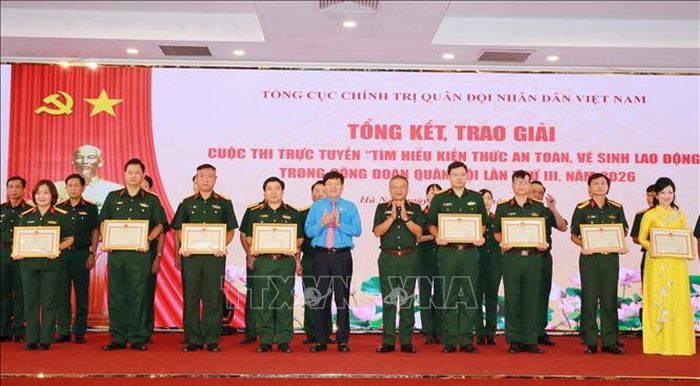 Thượng tướng Lê Quang Minh, Phó Chủ nhiệm Tổng cục Chính trị QĐND Việt Nam và lãnh đạo Tổng Liên đoàn Lao động Việt Nam trao Bằng khen của Tổng cục Chính trị QĐND Việt Nam cho các tập thể. Ảnh: Trọng Đức/TTXVN