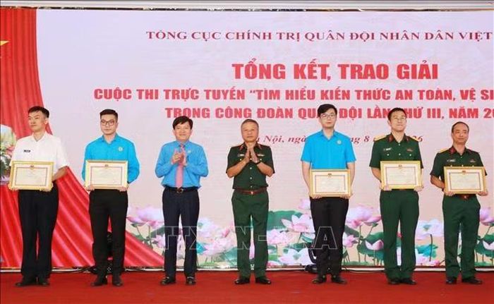Thượng tướng Lê Quang Minh, Phó Chủ nhiệm Tổng cục Chính trị QĐND Việt Nam và lãnh đạo Tổng Liên đoàn Lao động Việt Nam trao các giải Xuất sắc, Nhất, Nhì cho cá nhân đạt giải. Ảnh: Trọng Đức/TTXVN