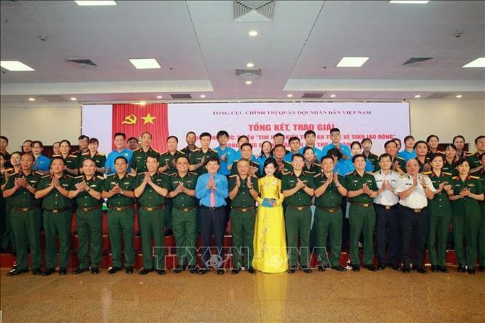 Thượng tướng Lê Quang Minh, Phó Chủ nhiệm Tổng cục Chính trị QĐND Việt Nam cùng đại biểu và các tập thể, cá nhân, tập thể đạt giải. Ảnh: Trọng Đức/TTXVN