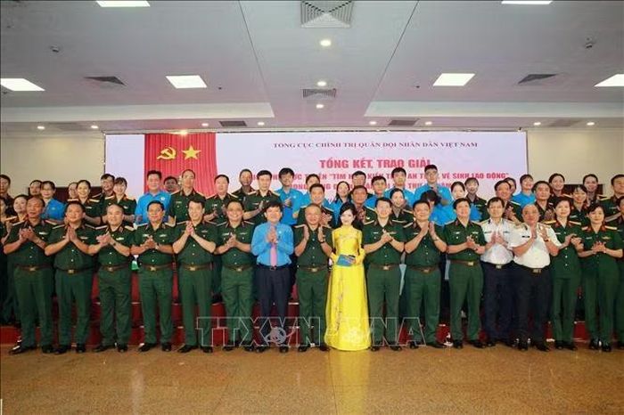 Thượng tướng Lê Quang Minh, Phó Chủ nhiệm Tổng cục Chính trị QĐND Việt Nam cùng đại biểu và các tập thể, cá nhân, tập thể đạt giải. Ảnh: Trọng Đức/TTXVN