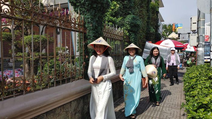 Trong khuôn khổ Tuần Lễ Du lịch TP Hồ Chí Minh, các phường, xã đã đồng loạt giới thiệu các tour du lịch đưa du khách chạm vào nhịp sống Sài Gòn xưa - nay qua kiến trúc, tín ngưỡng và ẩm thực bản địa. Ảnh: Hoàng Tuyết/Báo Tin tức và Dân tộc