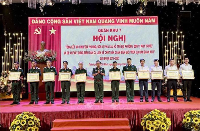 Trung tướng Trần Vinh Ngọc , Bí thư Đảng ủy, Chính ủy Quân khu 7, trao Bằng khen cho các tập thể, cá nhân có thành tích xuất sắc trong thực hiện Mô hình và Đề án giai đoạn 2019 - 2025. Ảnh: Trung Tuyến/TTXVN