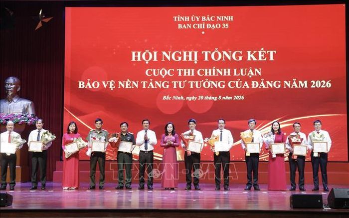 Các đại biểu trao giải cho các tập thể. Ảnh: Thanh Thương/TTXVN