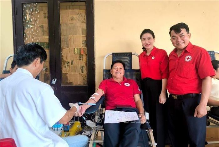 Lãnh đạo Hội Chữ thập đỏ tỉnh Quảng Trị thăm và động viên tinh thần các tình nguyện viên, nhân dân tham gia hiến máu. Ảnh: TTXVN phát