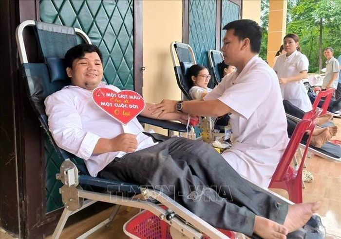 Anh Hồ Văn Bôn (36 tuổi, ở thôn Chân Rò, xã Đakrông, tỉnh Quảng Trị), dù cơ thể bị khuyết tật vận động bẩm sinh từ nhỏ nhưng vẫn nhiệt tình tham gia hiến máu tình nguyện. Ảnh: TTXVN phát