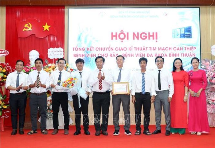 Sở Y tế Lâm Đồng khen thưởng ê-kíp can thiệp tim mạch của Bệnh viện Đa khoa Bình Thuận.