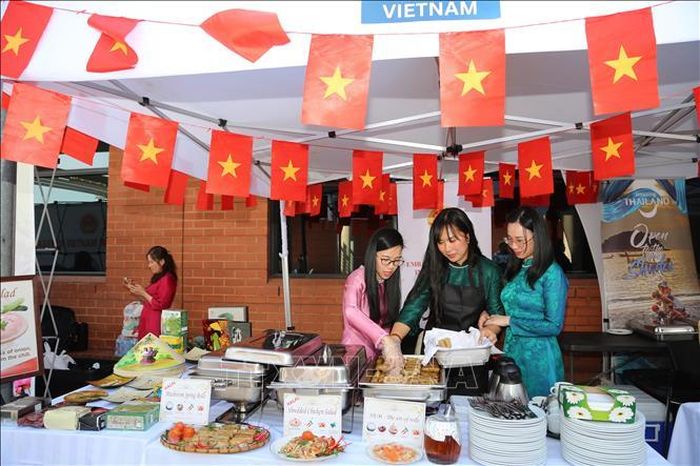 Chuẩn bị các món ăn truyền thống Việt Nam để giới thiệu tới bạn bè quốc tế. Ảnh: Trung Kiên/TTXVN