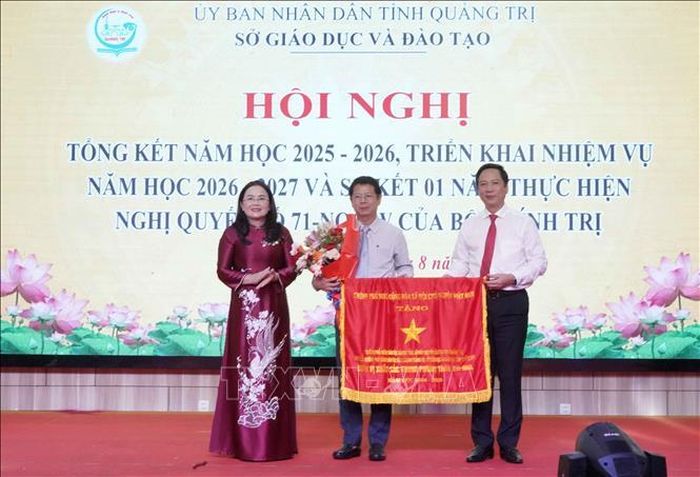 Trao cờ thi đua của Thủ tướng Chính phủ cho trường Dân tộc nội trú THPT Nam Quảng Trị. Ảnh: Thanh Thuỷ/TTXVN