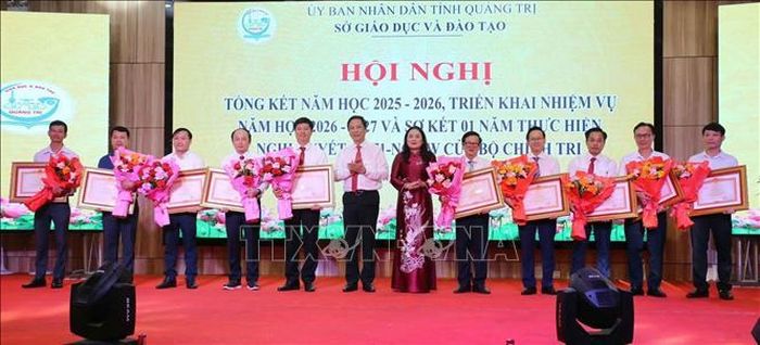 Trao Bằng khen của Thủ tướng Chính phủ cho 10 cá nhân có thành tích xuất sắc.