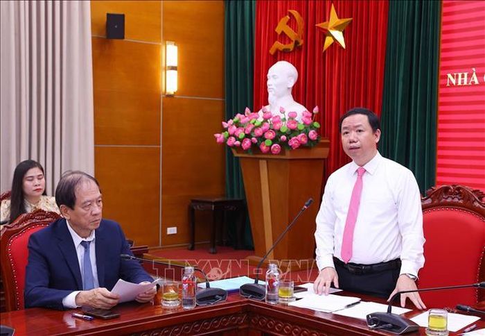 Tiến sĩ Đinh Ngọc Quý, Phó Viện trưởng Viện Hồ Chí Minh và các Lãnh tụ của Đảng (Học viện Chính trị quốc gia Hồ Chí Minh) phát biểu. Ảnh: Văn Điệp/TTXVN