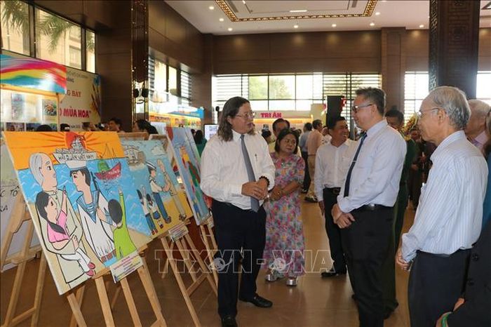Các đại biểu tham quan trưng bày chuyên đề “Hành trình 20 mùa hoa”.
