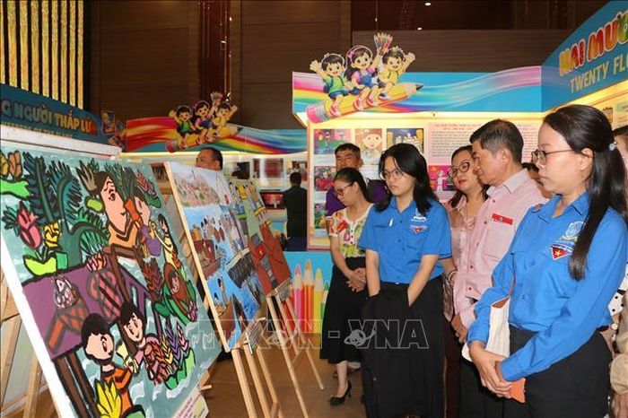 Khách tham quan trưng bày chuyên đề “Hành trình 20 mùa hoa”.
