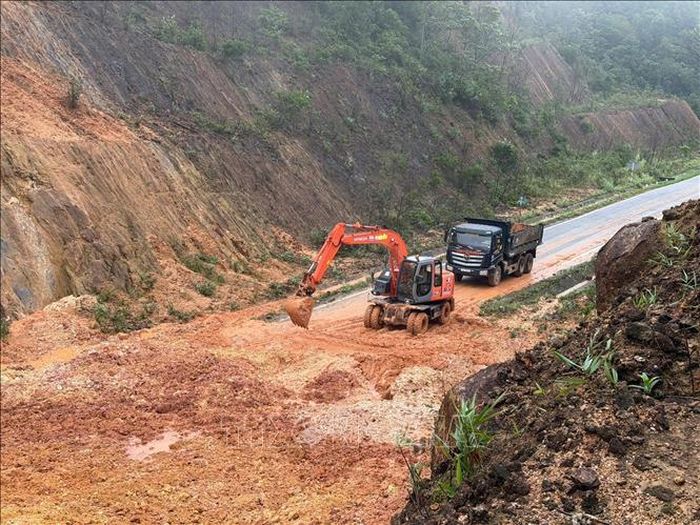 Lực lượng chức năng khẩn trương xử lý các điểm sạt lở trong điều kiện thời tiết có mưa, sương mù.