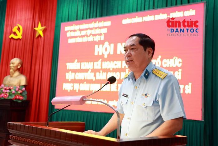 Đại tá Lê Đình Hợi, Chính ủy Sư đoàn 370 phát biểu.