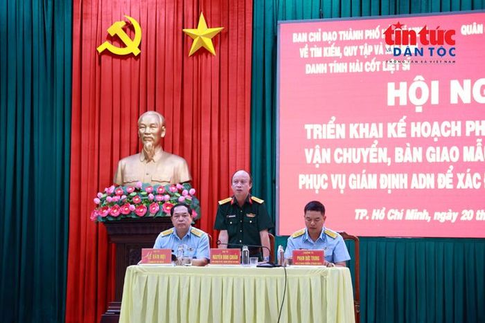 Đại tá Nguyễn Đình Chuẩn, Phó Chính ủy Bộ Tư lệnh TP Hồ Chí Minh chia sẻ về kế hoạch phối hợp vận chuyển, bàn giao mẫu hài cốt liệt sĩ phục vụ giám định ADN, xác định danh tính hài cốt liệt sĩ.